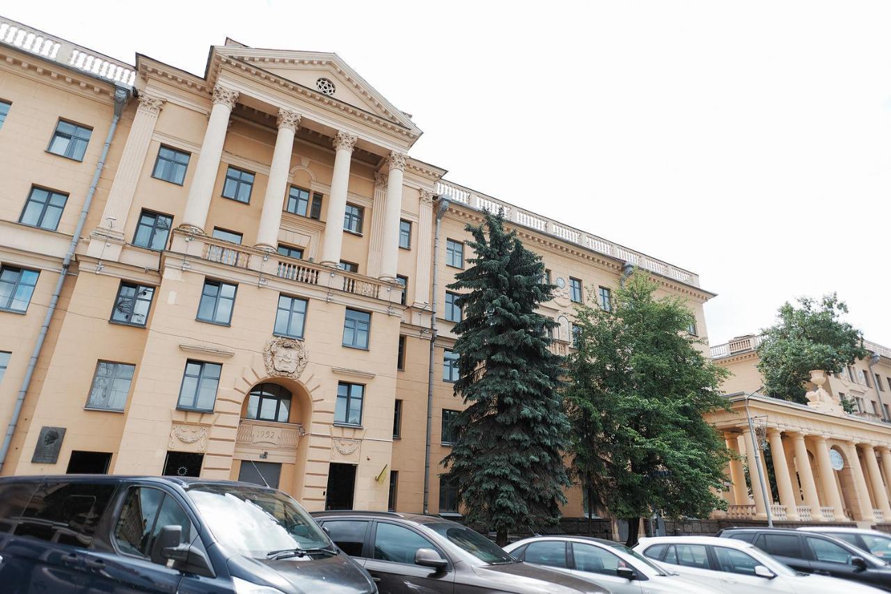 So Fashionable Apartment In The Heart Of Минск Екстериор снимка
