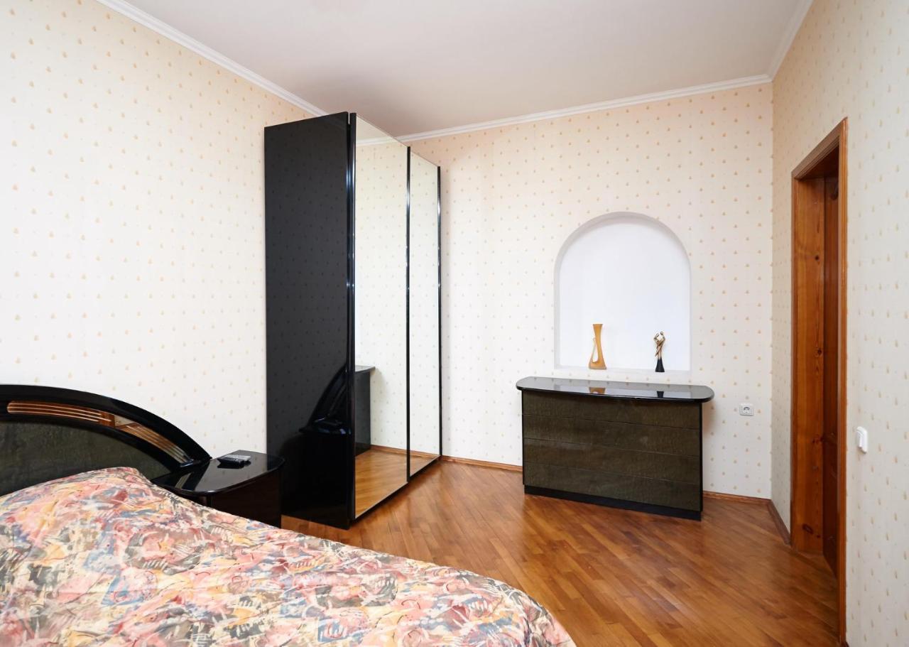 So Fashionable Apartment In The Heart Of Минск Екстериор снимка