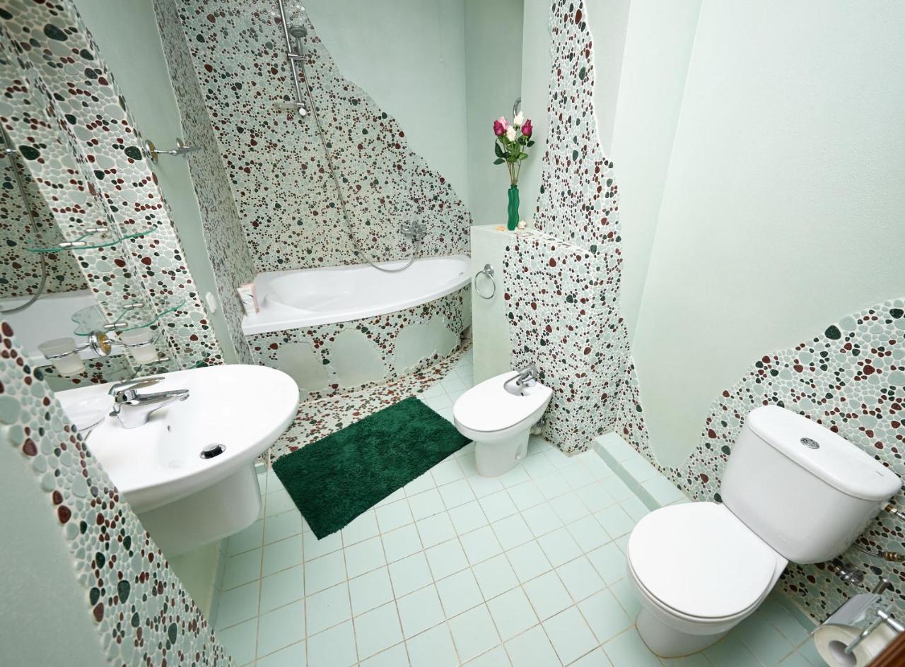 So Fashionable Apartment In The Heart Of Минск Екстериор снимка