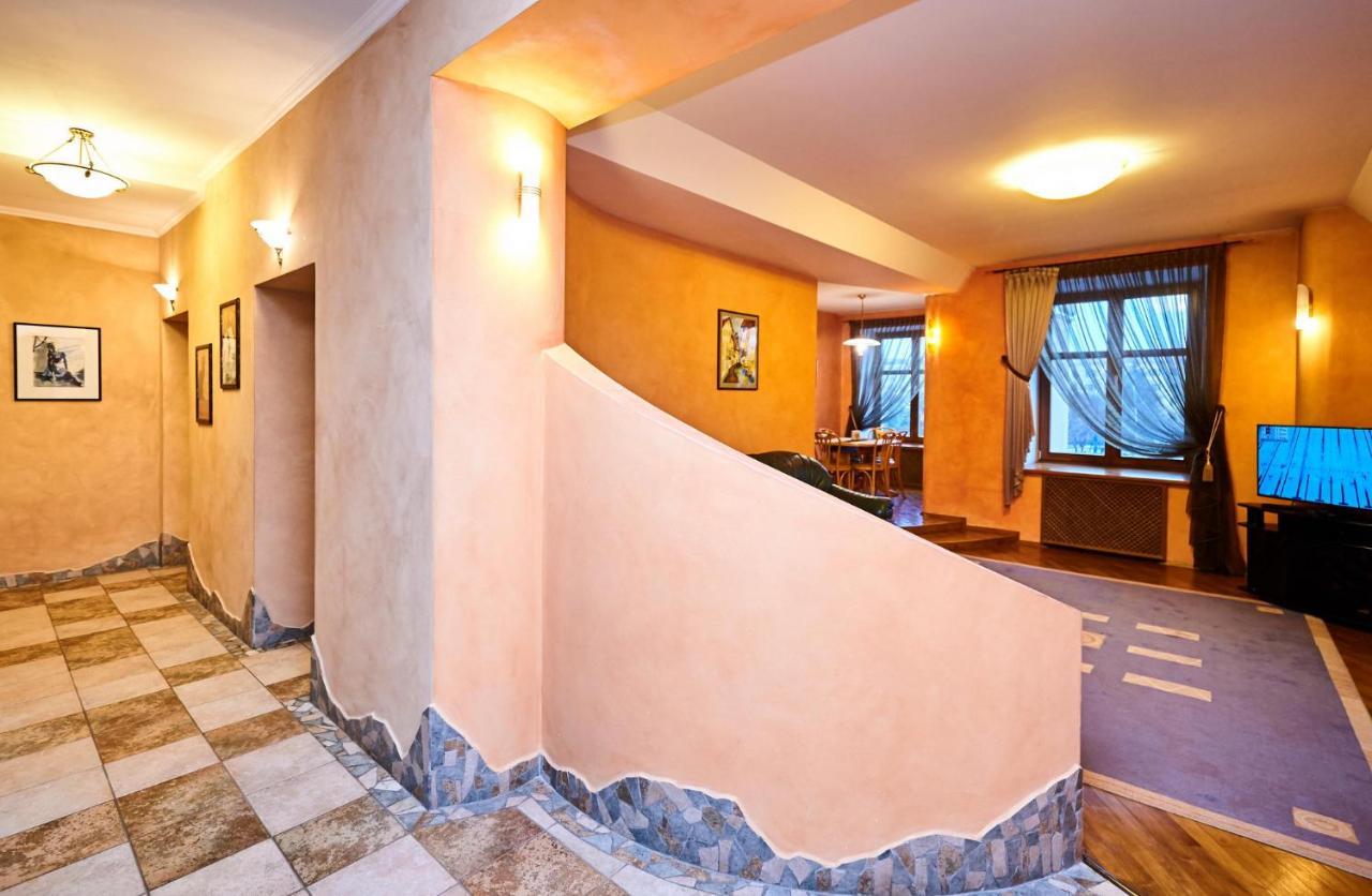 So Fashionable Apartment In The Heart Of Минск Екстериор снимка